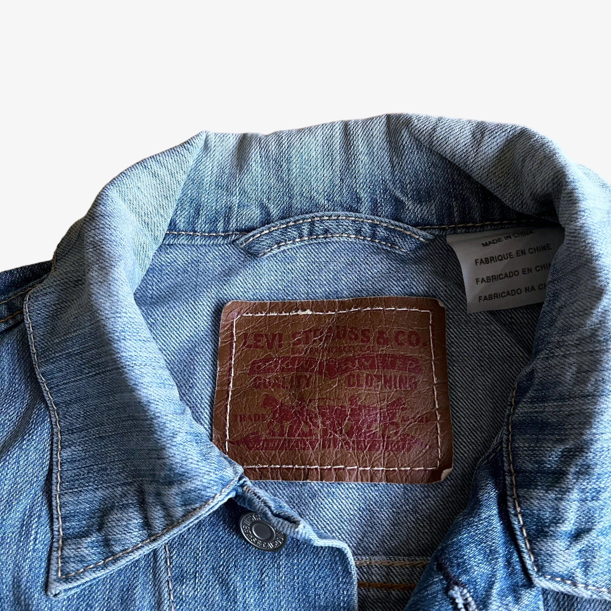 Vintage 90s Mens Levis Jesus Christ Has My Back Embroidered Blue Denim Trucker Jacket Label - Casspios Dream